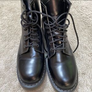 Nearly brand new hand made solovairs mens size  8 classy derby 8 eyelets